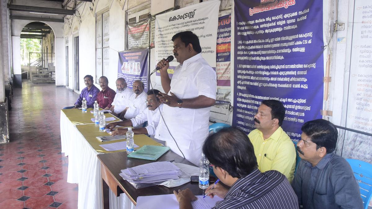 BJP, Congress offer support to stir by ex-staff of Comtrust handloom weaving factory