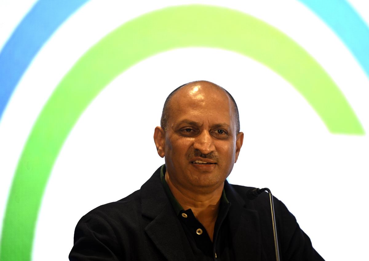 पूर्व सांसद अनंत कुमार हेगड़े 26 फरवरी, 2026 को बेंगलुरु में लास्ट-मील कनेक्टिविटी कार्यक्रम में दर्शकों को संबोधित करते हुए।