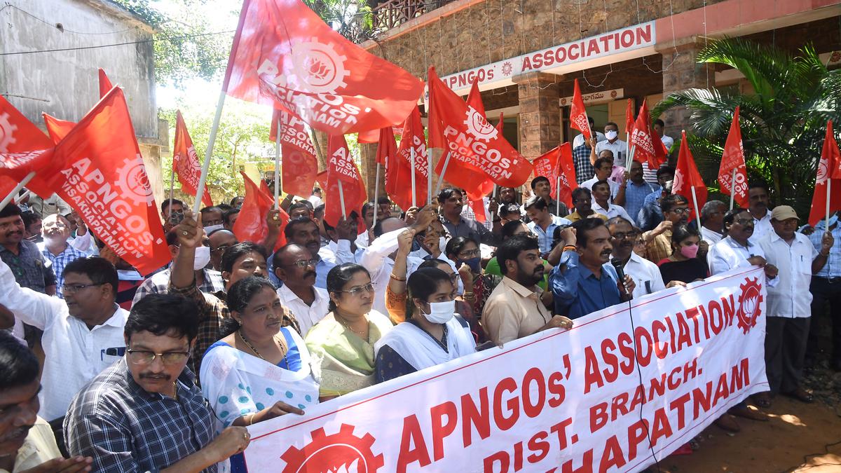 Visakhapatnam: Employees stage lunch-hour protest against CPS