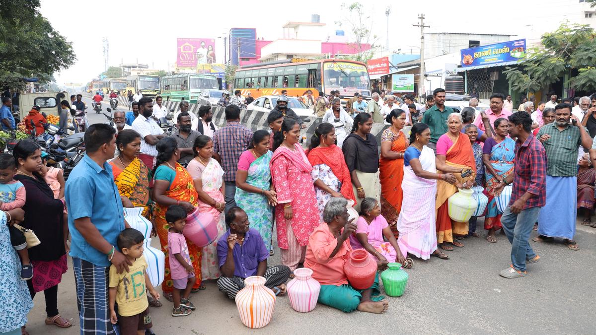 Residents block Dindigul-Tiruchi highway seeking drinking water