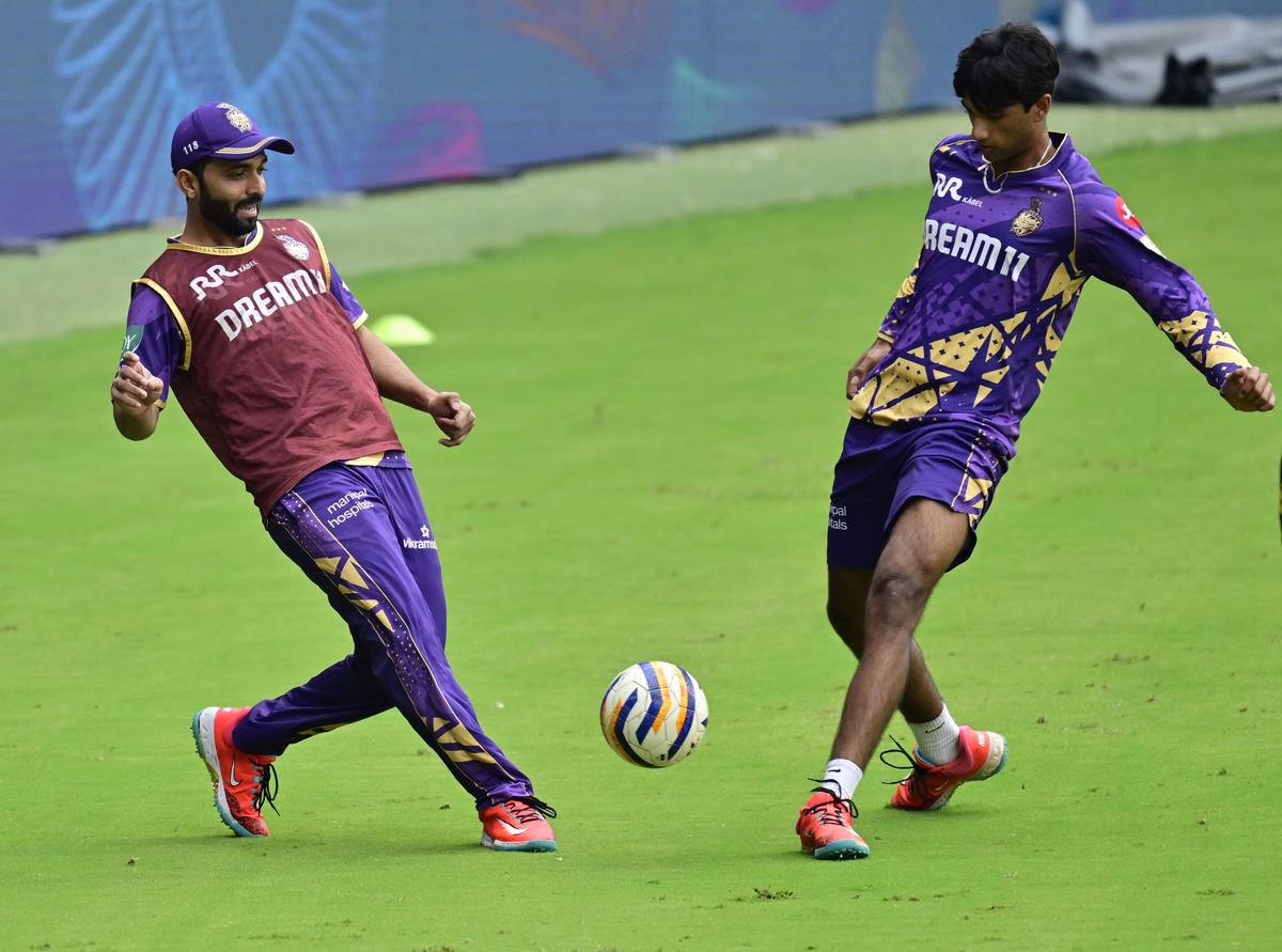 KKR의 Ajinkya Rahane과 Angkrish Raghuvanshi는 2025 년 5 월 16 일 Bengaluru에있는 M. Chinnaswamy Stadium (KSCA)의 RCB와의 IPL 2025 T20 경기 전에 축구에 있습니다.    