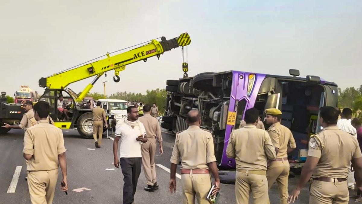 Six killed and 21 injured as bus overturns on Lucknow-Agra Expressway