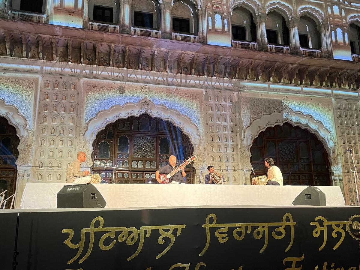 Shujaat Khan performing at the festival