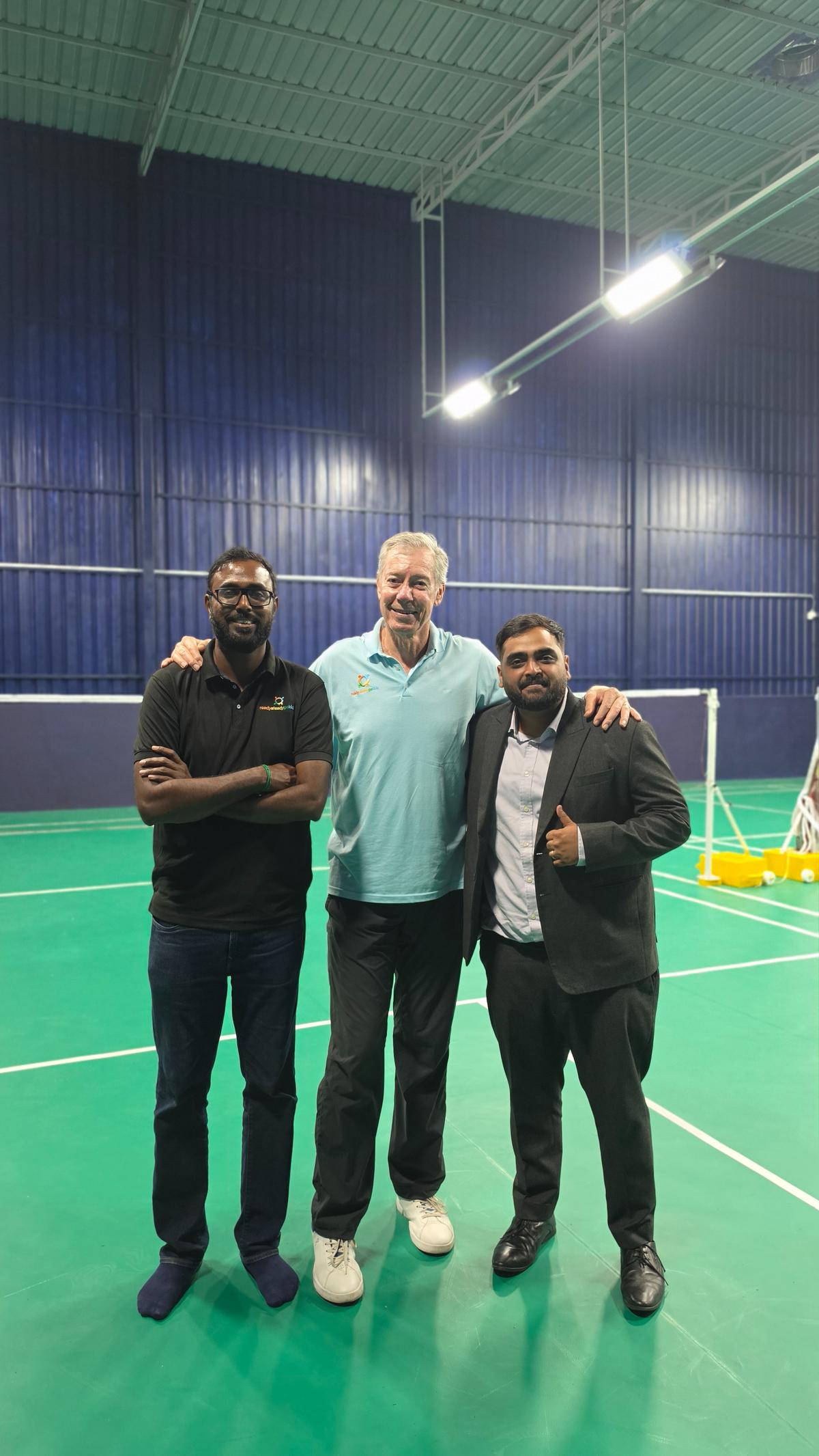 बुकानन के साथ अबिनेश मनोहरन (एक्सक्लूसिव फ्रैंचाइज़ पार्टनर, चेन्नई रेडी स्टेडी गो किड्स) और जोशुआ डी'मेलो (फ्रैंचाइज़ बिजनेस हेड) हैं।