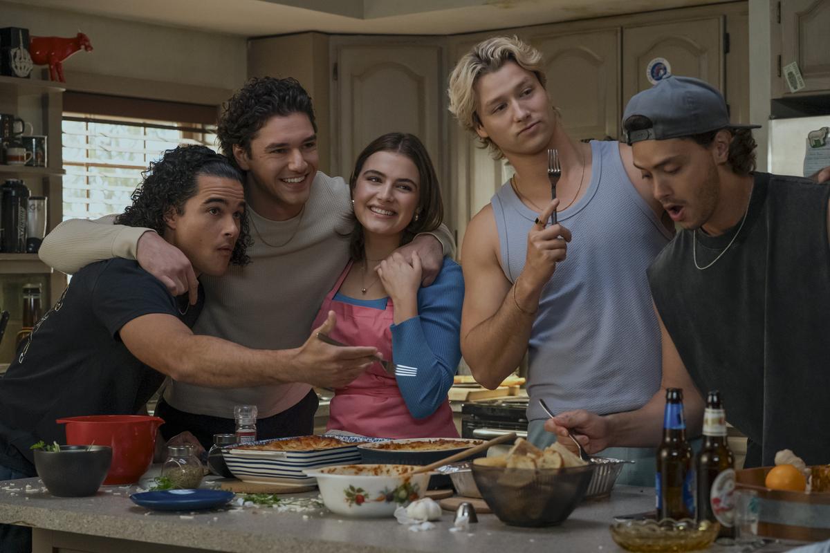 (l-r) John Tucker (Jalen Thomas Brooks), Garrett Graham (Belmont Cameli), Hannah Wells (Ella Bright), Dean Di Laurentis (Stephen Thomas Kalyn) and John Logan (Antonio Cipriano) in ‘OFF CAMPUS’