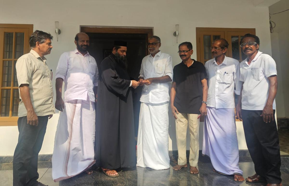 Saju Paul, candidato da frente de esquerda em Angamaly, na catedral síria Mor Sobore Afroth Jacobita em Akaparambu.