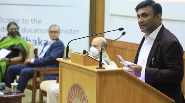 Health Minister inaugurates hospital management course at IIMB