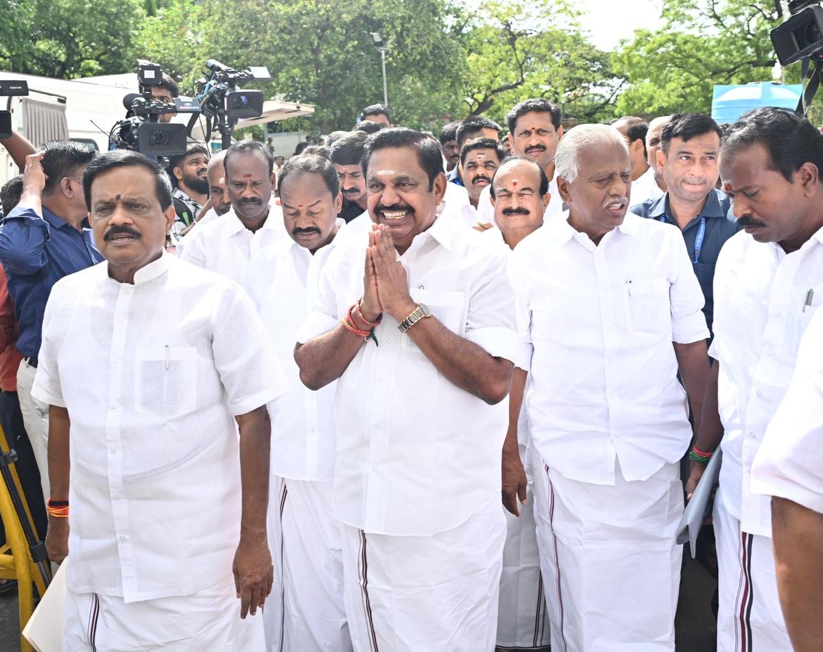 O ex-ministro-chefe e secretário-geral do AIADMK, Edappadi K. Palaniswami, e os eleitos do MLA de seu partido chegam ao Secretariado em Chennai para prestar juramento como MLAs em 11 de maio de 2026