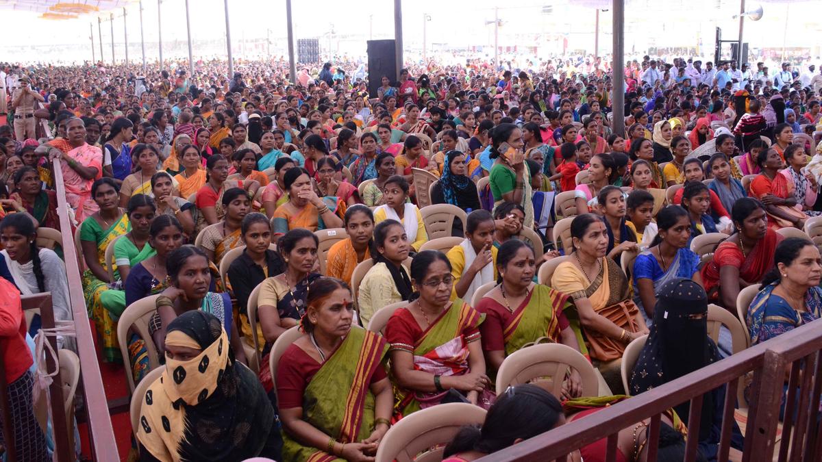 Women question rising LPG prices at BJP beneficiary convention in Raichur