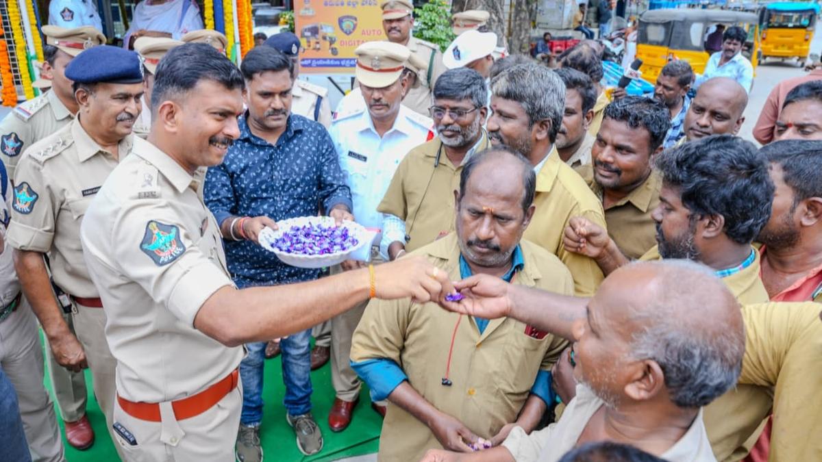SP cautions autorickshaw drivers to behave properly with passengers in Tirupati
