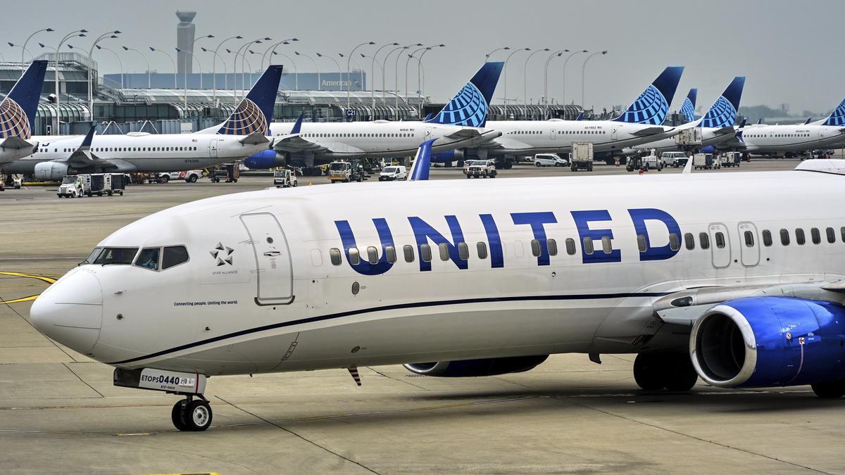 United Airlines flights resume after it resolves technology glitch