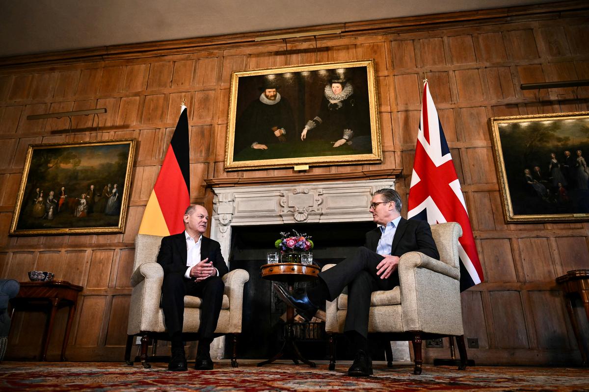 El primer ministro de Gran Bretaña, Keir Starmer, habla con el canciller de Alemania Olaf Scholz durante una reunión bilateral en los Checkers, en Aylesbury, Gran Bretaña, el 2 de febrero de 2025.