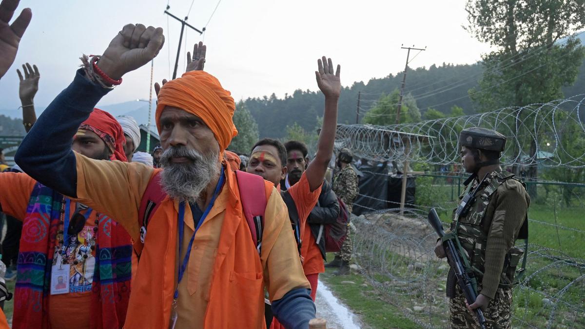 Amarnath Yatra begins, first batch of pilgrims leave for cave shrine