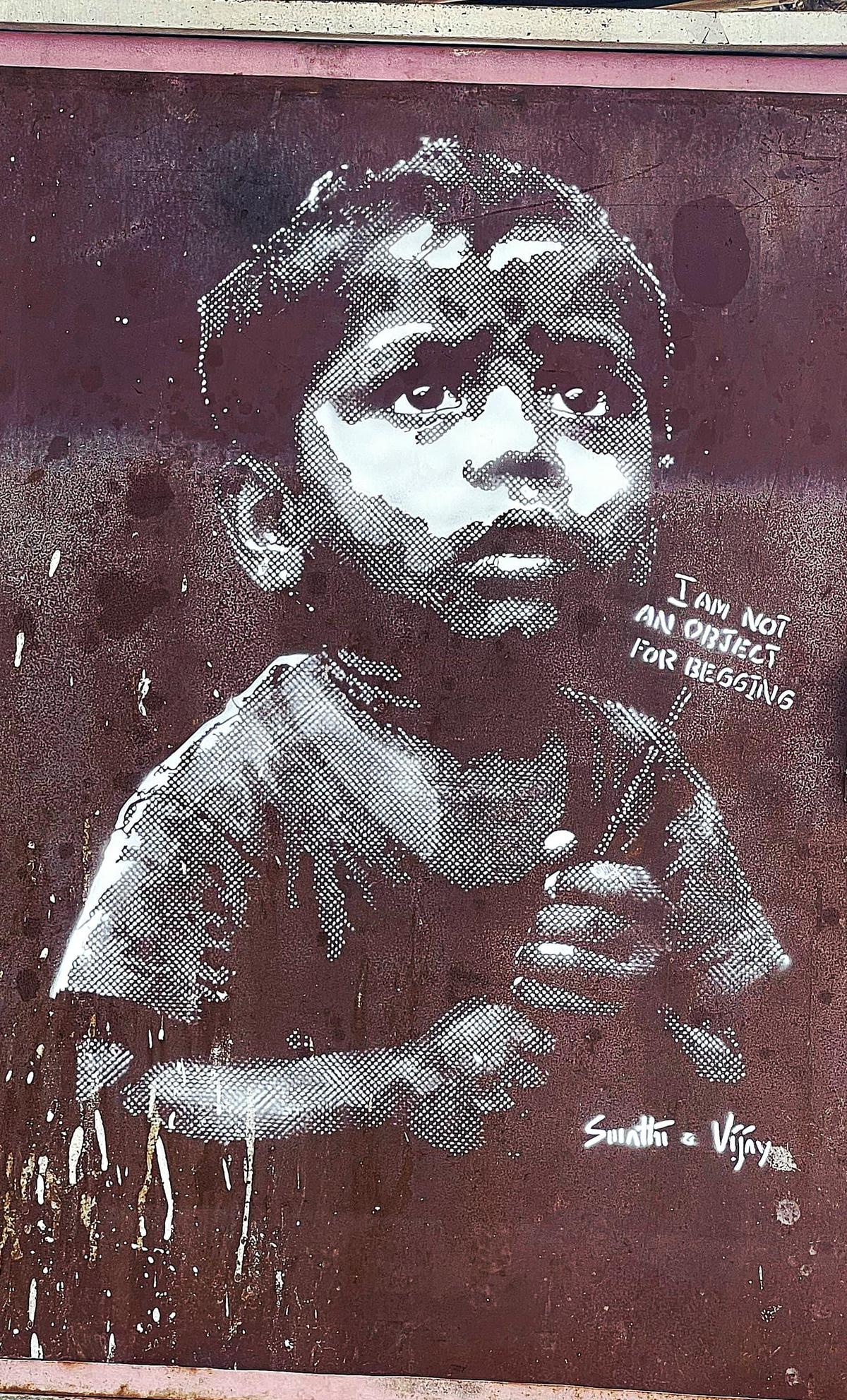 बच्चे की भीड़ और शोषण पर स्वाति विजय द्वारा स्ट्रीट आर्ट 