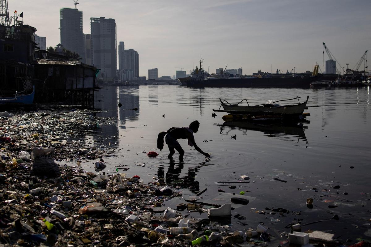 Washed-up garbage on the polluted Pasig River.