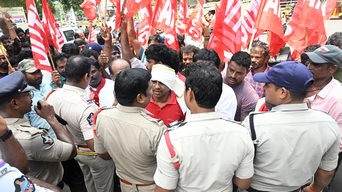 Fishermen stage protest over irregularities in funds disbursal