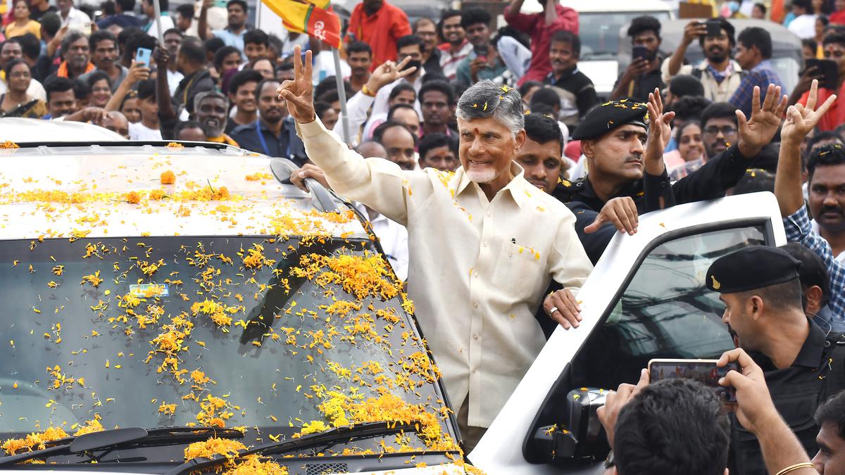 Naidu gets rousing reception in Visakhapatnam, offers special prayers at Simhachalam temple