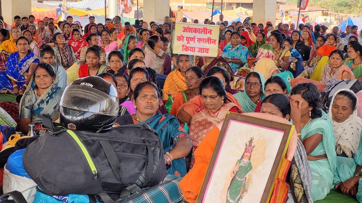 Midday meal cooks protest in Chhattisgarh: 47 days of striking for fair honorarium