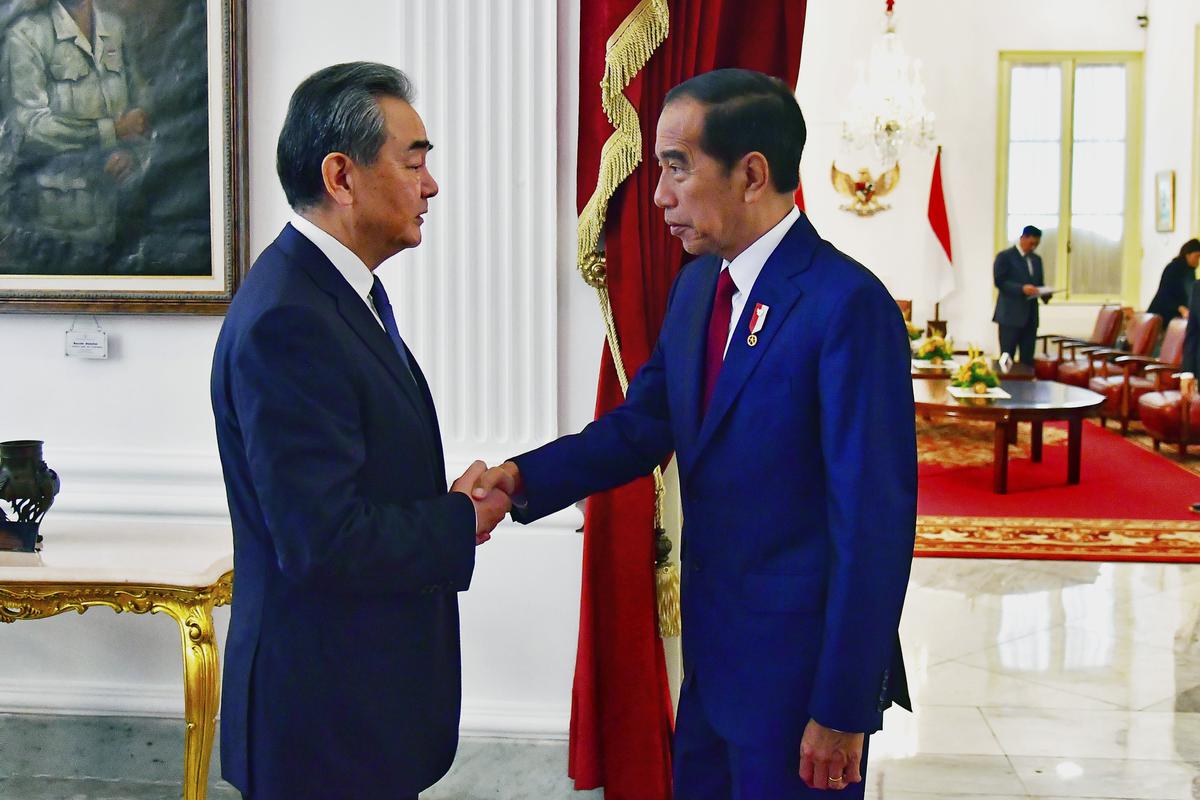 Wang dari Tiongkok bertemu dengan Jokowi dari Indonesia, Presiden terpilih Prabowo