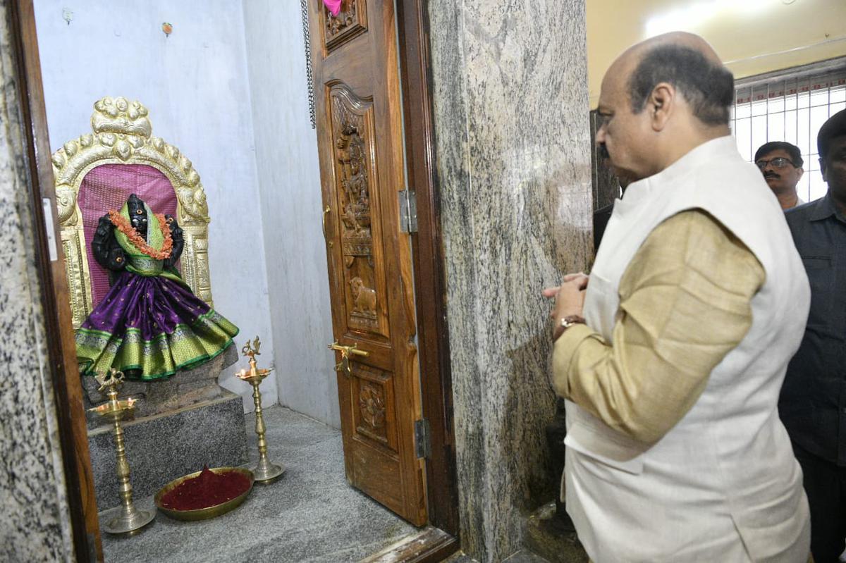 कर्नाटक के मुख्यमंत्री बसवराज बोम्मई ने 17 फरवरी, 2023 को विधान सौधा जाने से पहले बेंगलुरु में दो मंदिरों का दौरा किया।