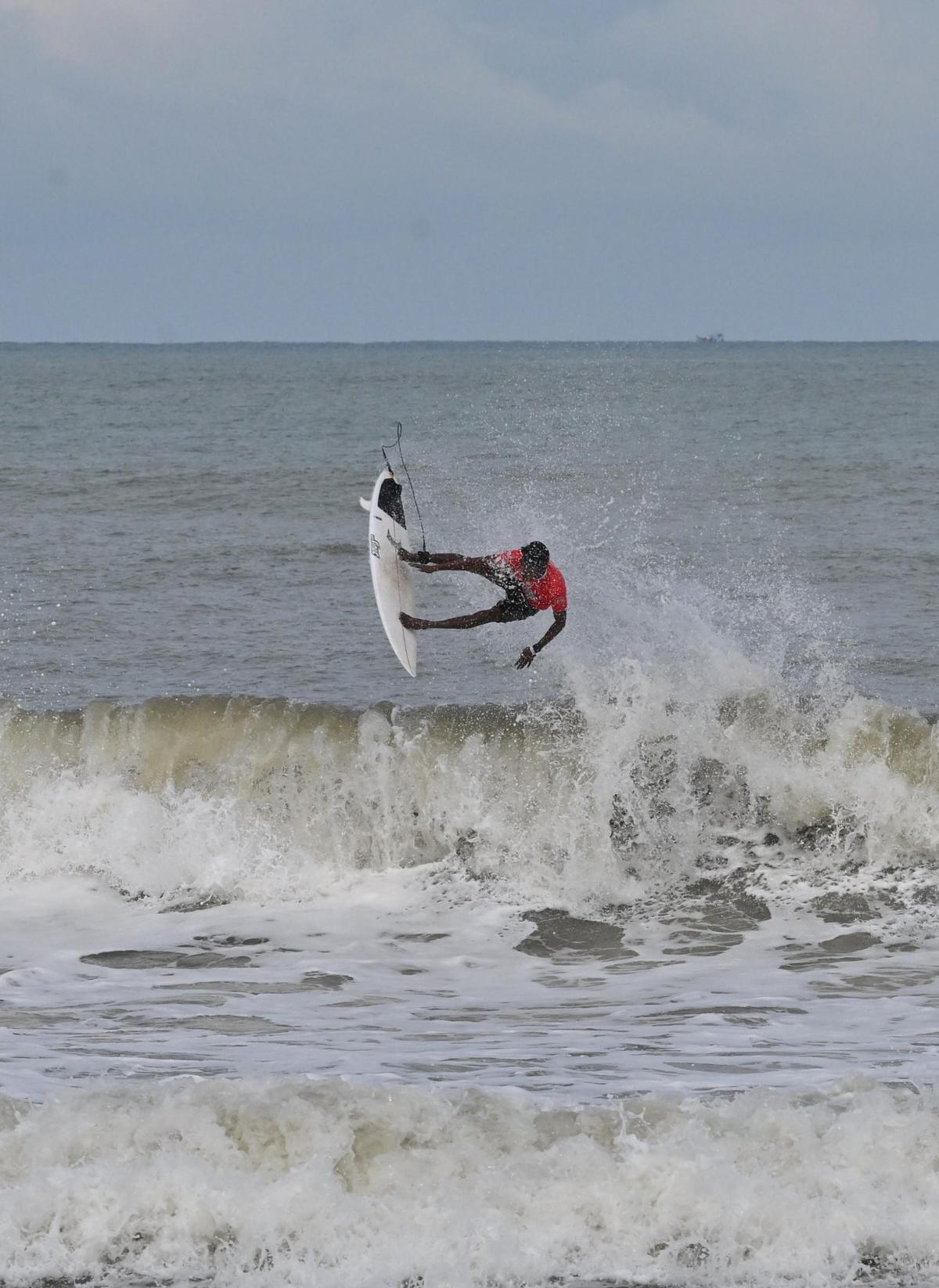 Un surfista in azione durante la settima edizione dell'NMPA Indian Open of Surfing presso la Blue Bay Tannirbhavi Eco Beach a Mangaluru venerdì.