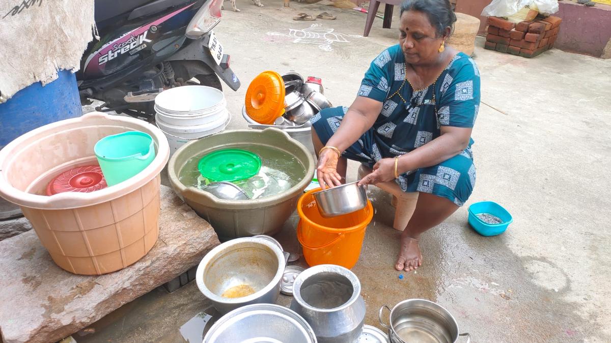 Mettu Theru residents put up with supply of contaminated water