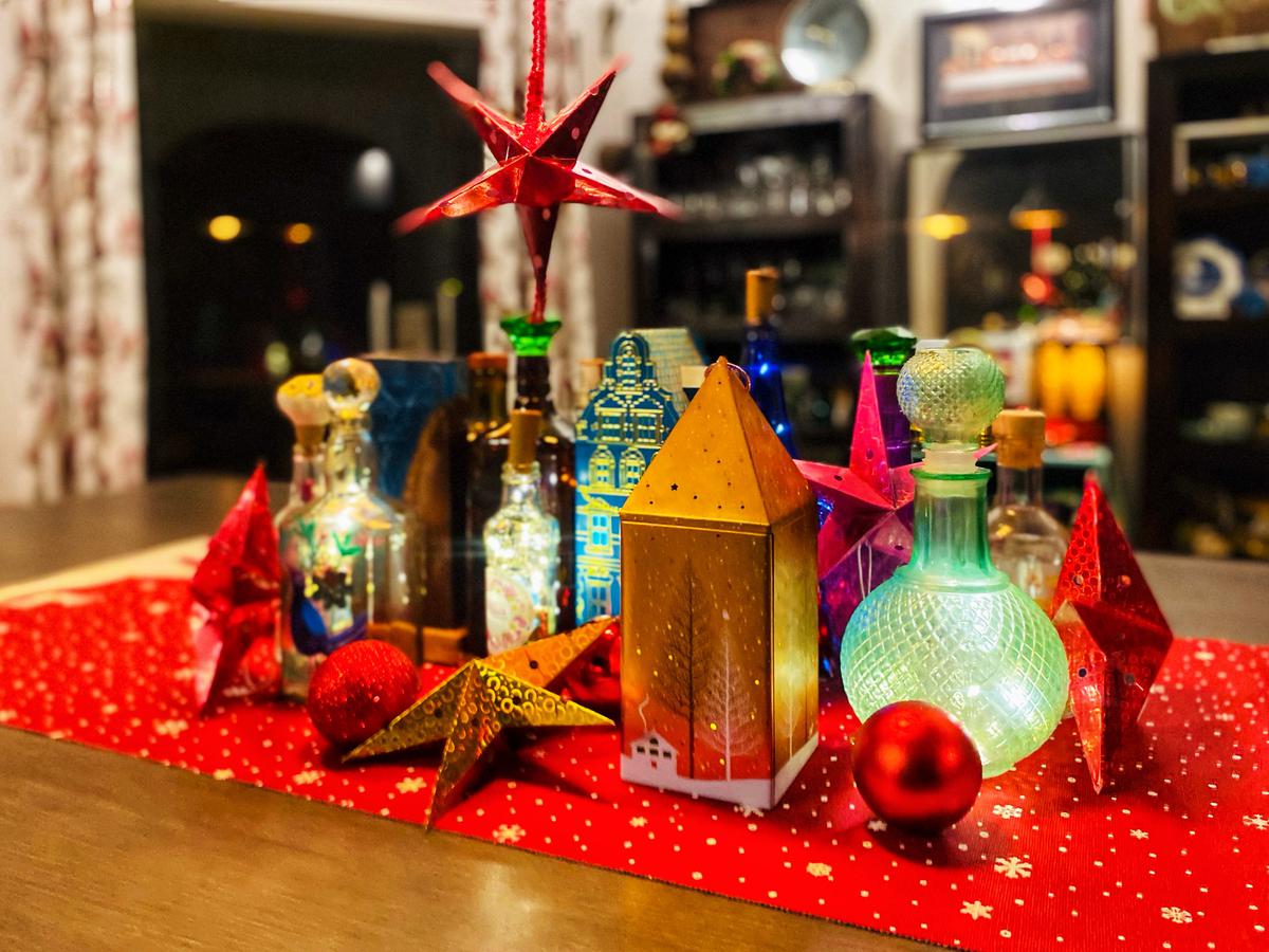 To express her solidarity with residents of Bethlehem, Maya Gomez has made a model of a town with bottles and lids of Christmas-themed biscuit tins. 