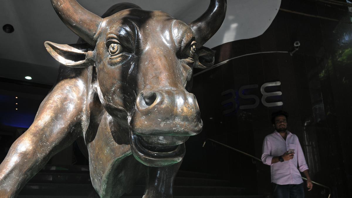Sensex, Nifty settle on a mixed note in volatile trade
