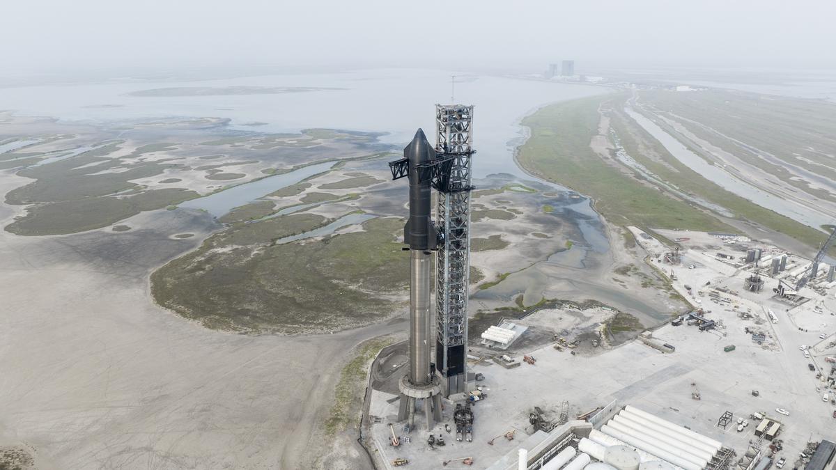 SpaceX tentera de lancer la fusée la plus puissante de tous les temps lundi