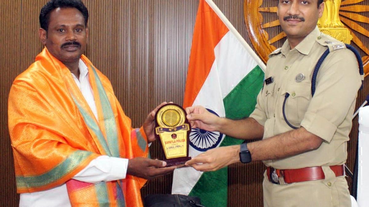 Man’s spirited effort helps avert possible accident to Sangamitra Express in Bapatla district