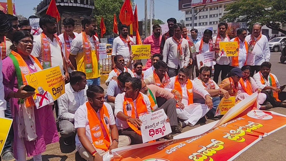 BJP Yuva Morcha stages protest against Kharge statement on PM