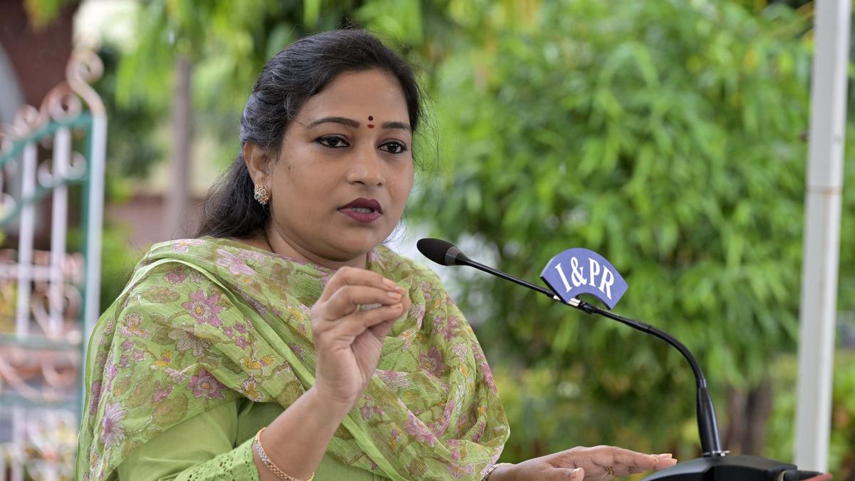 Inquiry on into boats damaging Prakasam Barrage gate, says A.P. Home Minister Anitha