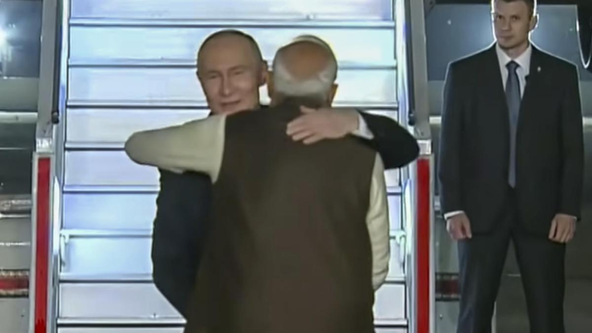 Russian President Putin arrives in Delhi to a red carpet welcome