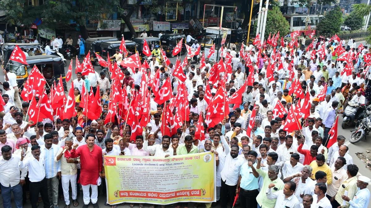 Gram panchayat employees stage protest in Kalaburagi over unpaid salary