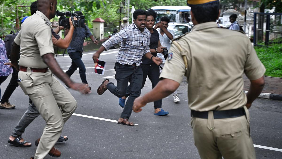 SFI’s protest before Kerala Raj Bhavan over photos of RSS leaders
