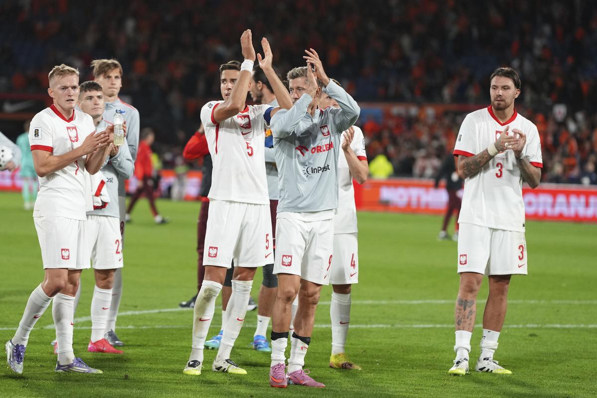 Polish players applaud to their fans after a World Cup qualifying soccer match between the Netherlands and Poland in Rotterdam, Netherlands, on September 4, 2025. Polish players applaud to their fans after a World Cup qualifying soccer match between the Netherlands and Poland in Rotterdam, Netherlands, on September 4, 2025.