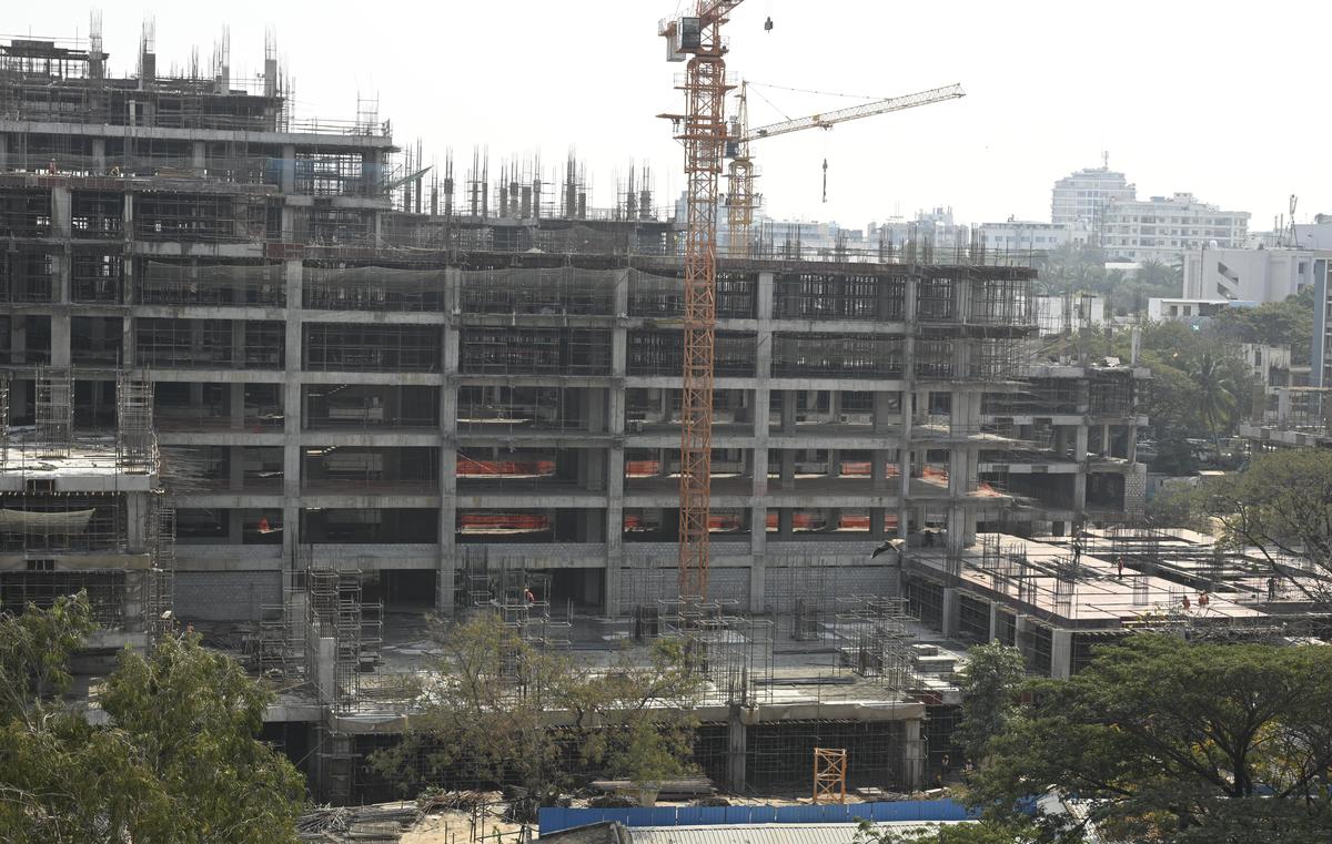 O projeto de expansão em construção do Instituto de Ciências Médicas de Nizam (NIMS), Hyderabad, que adicionará 2.000 novos leitos ao sistema terciário de saúde pública de Telangana.