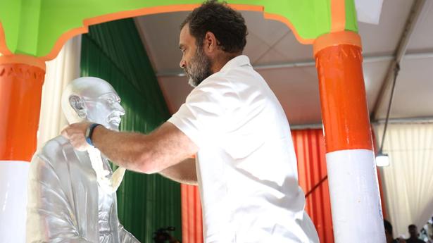 Rahul Gandhi pays tribute to Mahatma at Badanavalu's Khadi Centre