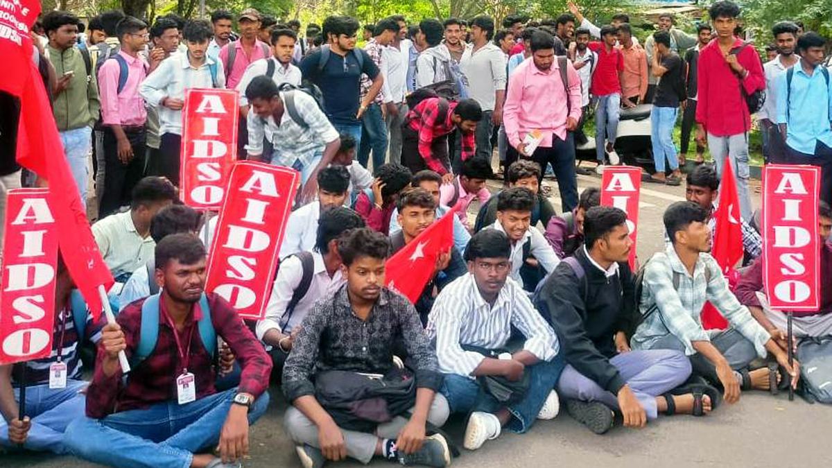 Students of Mysuru's Maharaja's College stage protest demanding facilities - The Hindu