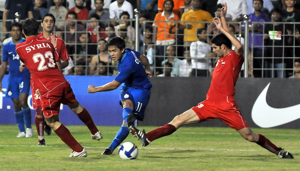 Sunil Chhetri scores against Syria in the final of the ONGC Nehru Cup football tournament in New Delhi on August 31, 2009. 