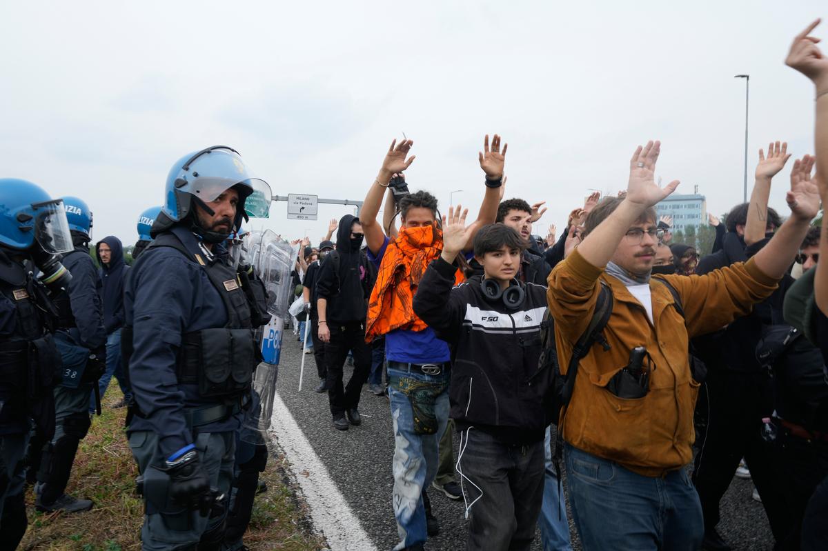 Pro-Palestinian demonstrators march along the Milan’s ring road during a protest part of a national general strike called by different unions to protest against the situation in Gaza two days after Israeli forces intercepted a Gaza-bound aid flotilla in the Mediterranean Sea, in Milan, Italy, on Friday, Oct. 3, 2025. Pro-Palestinian demonstrators march along the Milan’s ring road during a protest part of a national general strike called by different unions to protest against the situation in Gaza two days after Israeli forces intercepted a Gaza-bound aid flotilla in the Mediterranean Sea, in Milan, Italy, on Friday, Oct. 3, 2025.