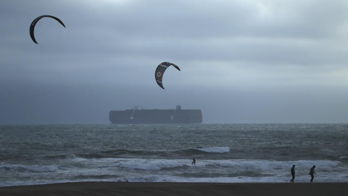 https://th-i.thgim.com/public/incoming/nz18w6/article69872552.ece/alternates/LANDSCAPE_1200/California_Pacific_Tsunami_63507.jpg