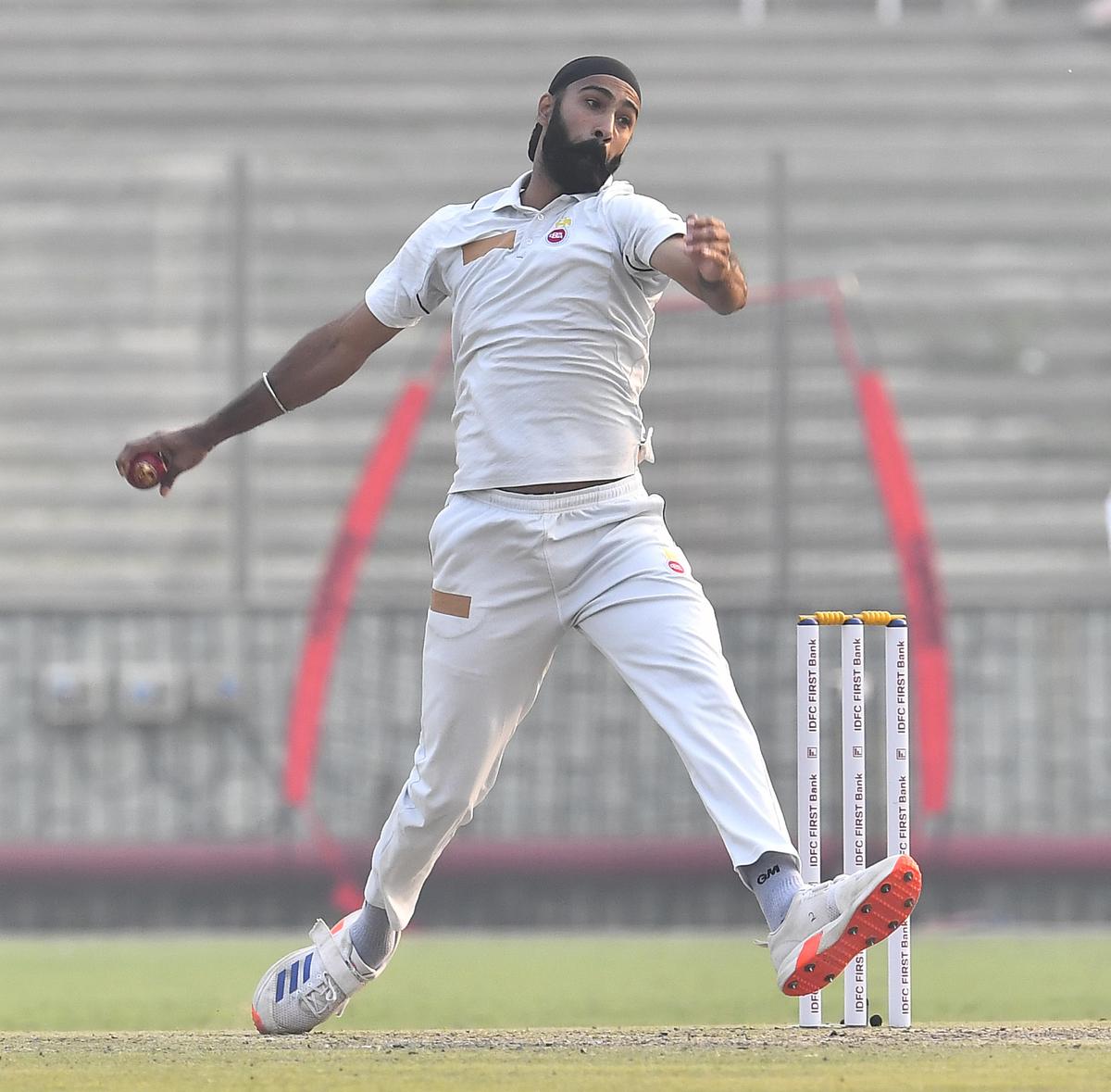 Delhi bowler Simarjeet Singh in action against Jammu and Kashmir on day one of their Ranji Trophy match at the Arun Jaitley Stadium in New Delhi on Saturday. Delhi bowler Simarjeet Singh in action against Jammu and Kashmir on day one of their Ranji Trophy match at the Arun Jaitley Stadium in New Delhi on Saturday.