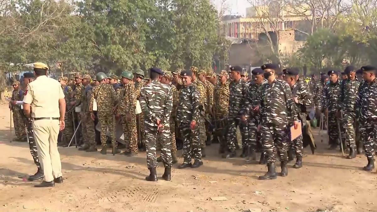 Farmers' 'mahapanchayat' at Ramlila Ground: Police deployed in central Delhi, traffic may be hit