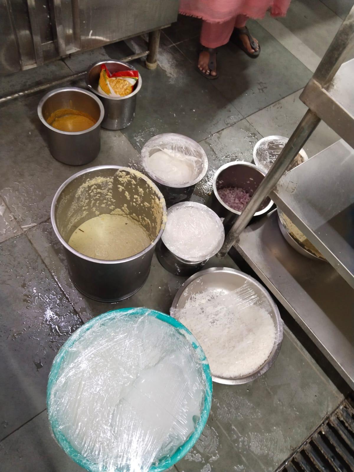 Em outra inspeção realizada no restaurante Udupi Upahar em Moosapet, autoridades de segurança alimentar encontraram piso de cozinha escorregadio e ralos entupidos cheios de restos de comida.