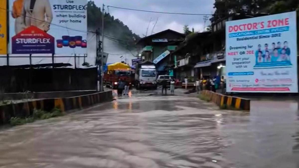 Torrential rain disrupts life across Bengal; Teesta overflows, landslides in north, house collapses in Kolkata