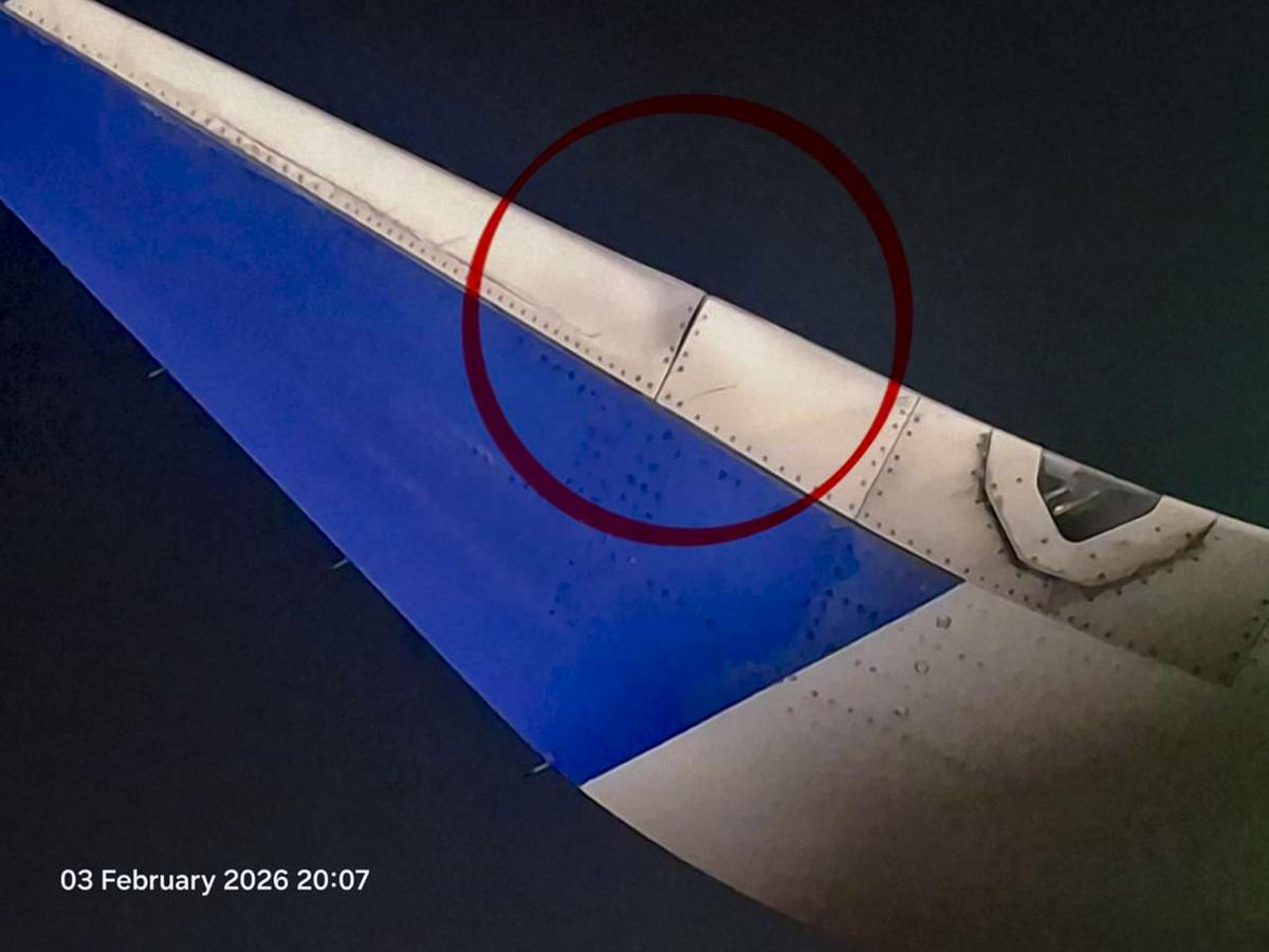   Nesta imagem postada em 3 de fevereiro de 2026, uma visão dos danos em uma asa de uma aeronave após as pontas das asas de dois aviões Airbus A320 se tocarem durante o taxiamento no aeroporto, em Mumbai. Foto: Foto PTI/Mídias Sociais