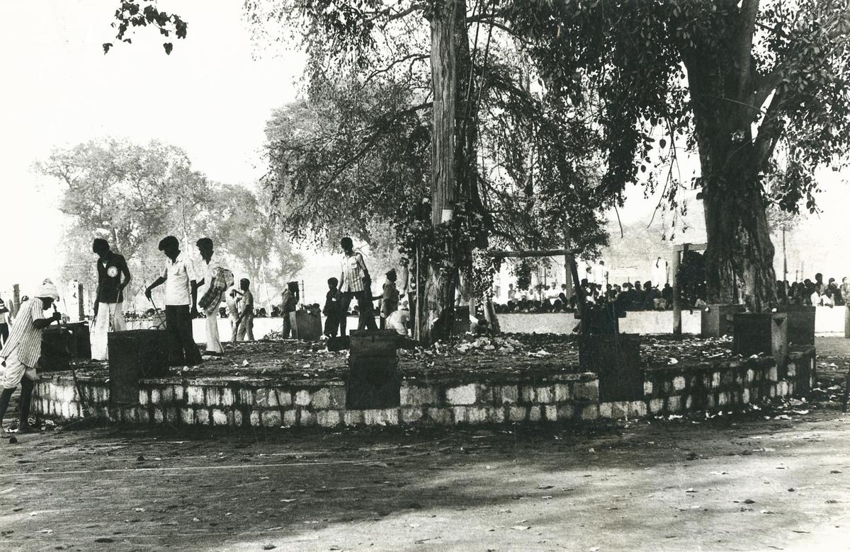 1986 में मेदाराम जतारा के दौरान सम्मक्का और सरलम्मा का अभिषेक मंच। 1986 में मेदाराम जतारा के दौरान सम्मक्का और सरलम्मा का अभिषेक मंच।