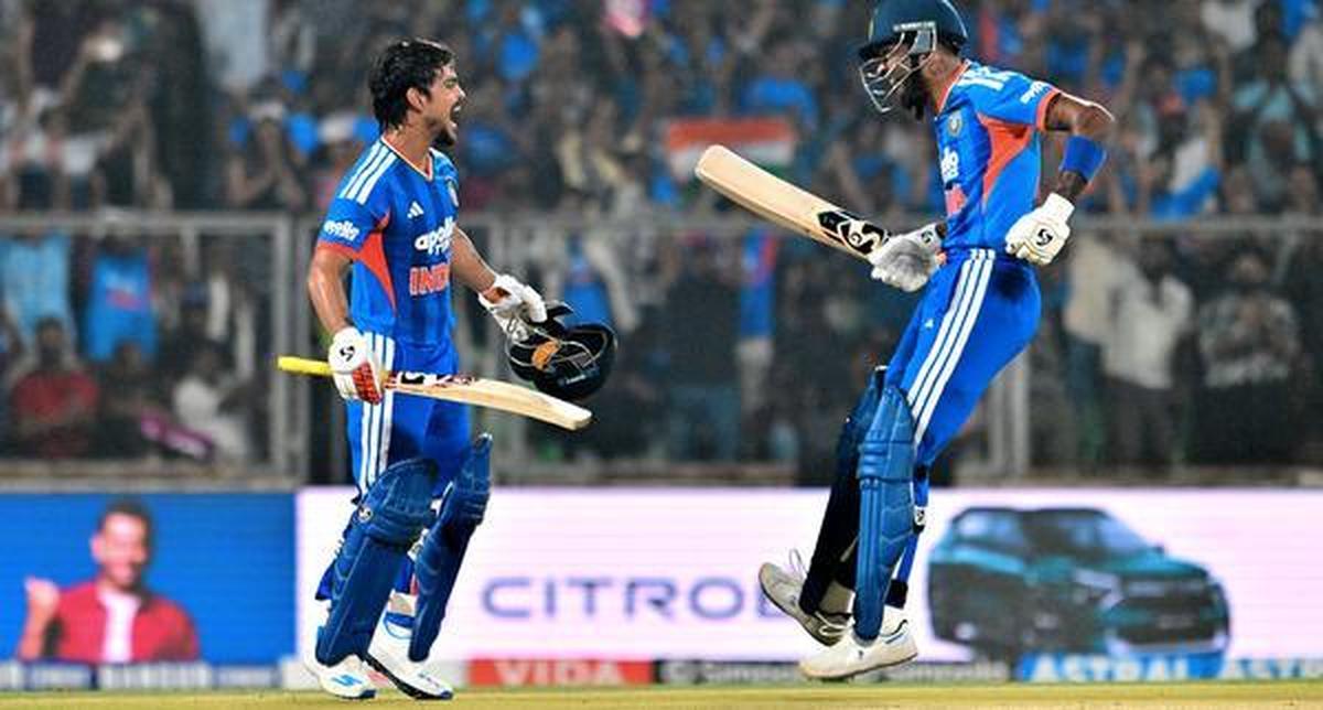 Ishan Kishan celebra con Hardik Pandya después de anotar un siglo durante el quinto T20 International entre India y Nueva Zelanda en el estadio Greenfield International en Thiruvananthapuram el sábado. 