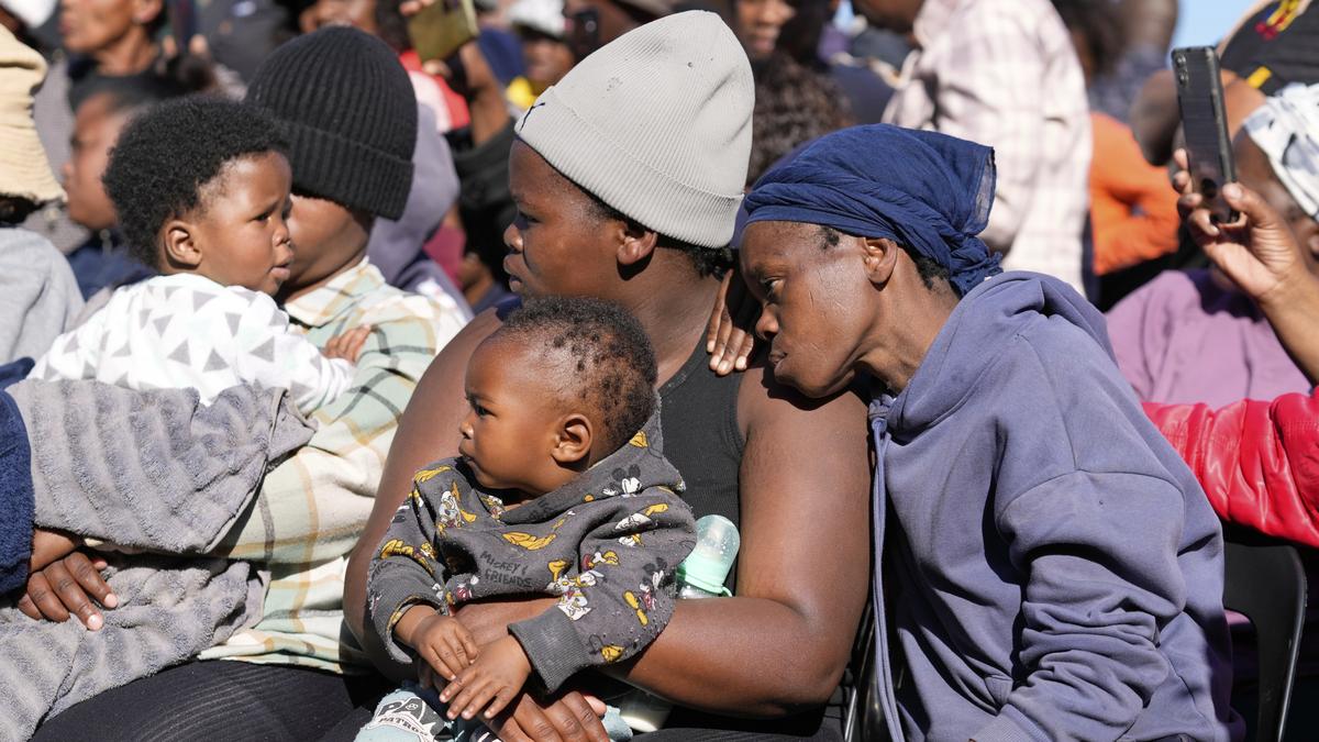 https://th-i.thgim.com/public/incoming/o1480l/article69695696.ece/alternates/LANDSCAPE_1200/South_Africa_Flooding_14353.jpg